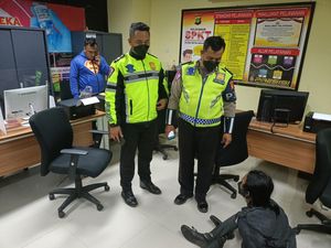 Poster Wadas Melawan Dibawa-bawa Saat Pria Lempar Molotov ke Pos Polisi
