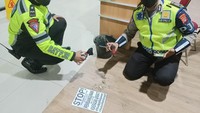 Kejadian itu diketahui saat petugas melakukan patroli di dekat lokasi. Saat petugas tengah mengisi bensin, seorang warga melaporkan adanya aksi pelemparan molotov di Pos Lantas Jatiwarna. (Foto: Dok. Istimewa)