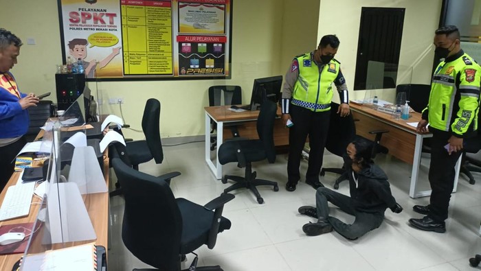 Pos Lantas Bekasi dilempar molotov Pos Lantas Bekasi dilempar molotov, Rabu (16/2/2022) dini hari tadi.
