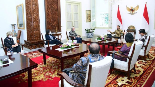 Presiden Joko Widodo menerima sejumlah pimpinan Bank Dunia di Istana Merdeka, Jakarta, pada Rabu, 16 Februari 2022. Mereka adalah Axel Van Trotsenburg selaku Managing Director of Operations, Manuela V. Ferro selaku Vice President East Asia and Pasific Region, serta Satu Kahkonen selaku Country Director Indonesia. (Muchlis Jr - Biro Pers Sekretariat Presiden)