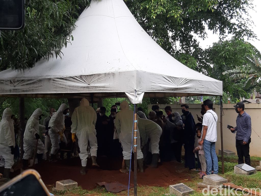 Isak tangis mengiringi pemakaman Dorce Gamalama di TPU Bantarjati, Setu, Jakarta Timur pada Rabu (16/2/2022). Pemakaman digelar dengan protokol COVID-19.