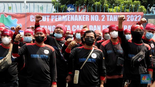 Ratusan buruh dari Konfederasi Serikat Pekerja Indonesia (KSPI) menggelar aksi menolak aturan Jaminan Hari Tua (JHT) yang dikeluarkan Kementerian Ketenagakerjaan (Kemnaker) di halaman kantor Kemnaker, Jalan Gatot Subroto, Jakarta Selatan, Rabu (16/2/2022). (CNBC Indonesia/Andrean Kristianto)
