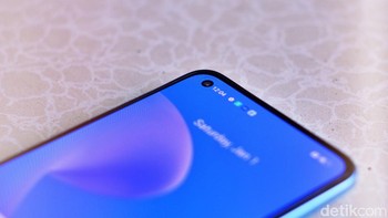 Kamera depannya beresolusi 16MP dan mampu memotret group selfie berkat lensa wide-angle 78 derajat dan dukungan fitur Super Nightscape, Portrait Bokeh+HDR Selfie serta Portrait Bokeh+HDR video menggugah kreativitas pengguna dalam menghasilkan selfie. Foto: Adi Fida Rahman/detikINET