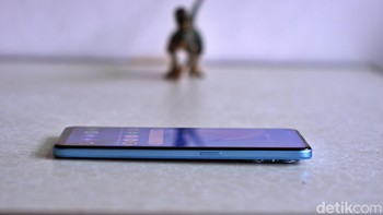 Realme 9 Pro Plus punya ketebalan hanya 7,99mm dengan berat hanya 182 gram. Foto: Adi Fida Rahman/detikINET
