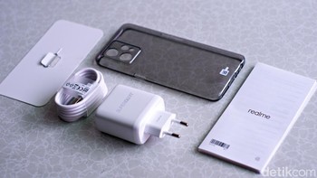 Aksesori yang disertakan dalam paket pembelian. Foto: Adi Fida Rahman/detikINET