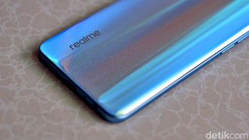 Di bawah sinar matahari normal atau paparan UV, desain bagian belakang smartphone dengan varian warna Sunrise Blue ini akan berubah secara perlahan dari biru menjadi warna merah dalam 3 detik. Foto: Adi Fida Rahman/detikINET