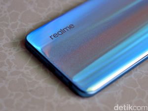 Tertarik Luncurkan Ponsel Layar Lipat, Realme?