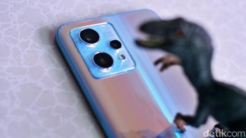 Konfigurasi tiga kamera belakang terdiri dari kamera utama 50MP, ultra-wide 8MP dan 2MP kamera makro dengan jarak pengambilan gambar 4cm dari objek. Foto: Adi Fida Rahman/detikINET