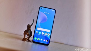 Realme 9 Pro+ memiliki bentang layar 6,4 inch FHD+, rasio screeen to body 90,8% dan terlindungi Corning Gorilla Glass 5. Memiliki refresh layar 90Hz dan touch sampling 360Hz,
