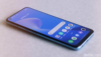 Mengusung layar Super AMOLED sehingga mendukung pengenalan sidik jari dalam layar. Menariknya sensor sidik jari ini dapat digunakan untuk pengukuran detak jantung.