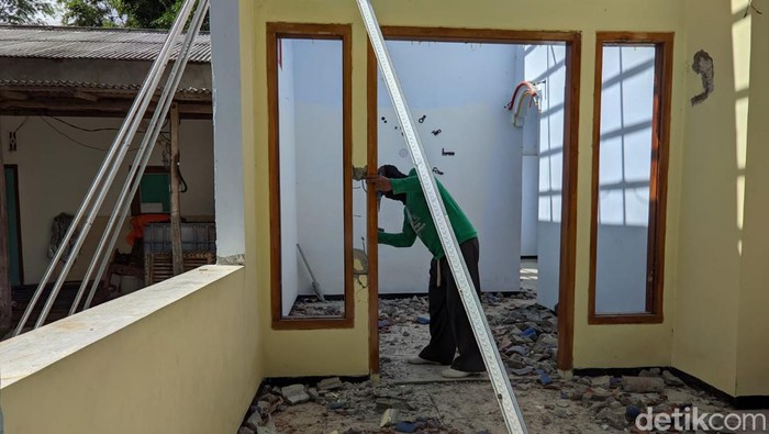 Pasutri di Ponorogo, Nurrohani dan Sunarti nekat membongkar rumah yang sudah mereka bangun. Sebab, mereka berniat bercerai setelah saling cemburu.