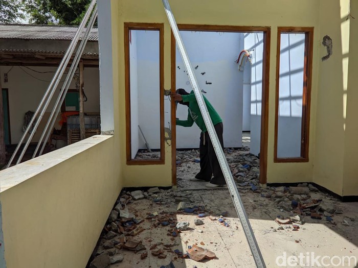 Pasutri di Ponorogo, Nurrohani dan Sunarti nekat membongkar rumah yang sudah mereka bangun. Sebab, mereka berniat bercerai setelah saling cemburu.