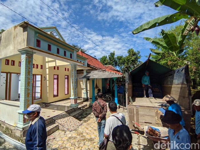 Pasutri di Ponorogo, Nurrohani dan Sunarti nekat membongkar rumah yang sudah mereka bangun. Sebab, mereka berniat bercerai setelah saling cemburu.
