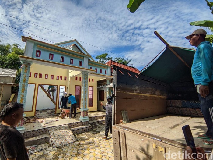 Pasutri di Ponorogo, Nurrohani dan Sunarti nekat membongkar rumah yang sudah mereka bangun. Sebab, mereka berniat bercerai setelah saling cemburu.