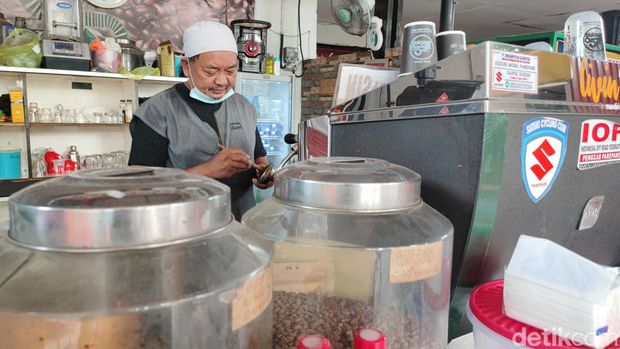 Salah satu yang cukup populer di masyarakat Parepare, Sulsel ialah Warkop Sweetness 588 yang sudah buka dan ramai pengunjung sejak subuh hari.