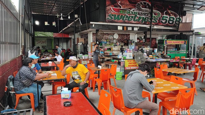 Salah satu yang cukup populer di masyarakat Parepare, Sulsel ialah Warkop Sweetness 588 yang sudah buka dan ramai pengunjung sejak subuh hari.