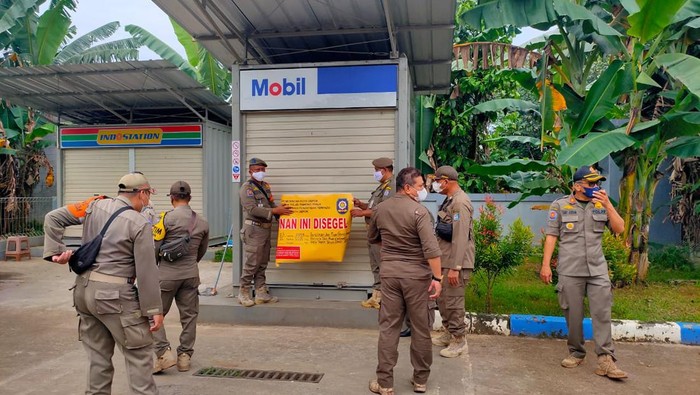 Satpol PP segel SPBU mini di Cinere, Depok