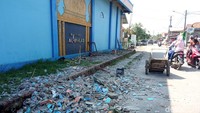 Ada beberapa warga yang membersihkan puing-puing sisa menara masjid yang rubuh (Fakhri F/detikcom)