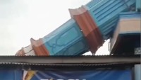 Dalam video terlihat satu dari dua menara di Masjid Al-Ikhlas rubuh menimpa rumah warga. (Screenshot video viral)