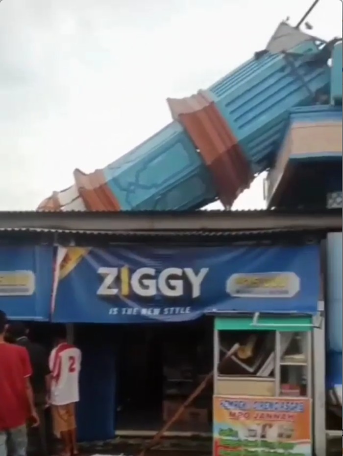 Sebuah menara masjid rubuh di Tambun Utara, Kabupaten Bekasi, roboh dan menimpa rumah warga. Peristiwa itu terjadi akibat hujan deras disertai angin kencang. (Screenshot video viral)