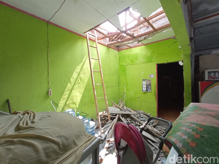 Sebuah menara masjid rubuh di Tambun Utara, Kabupaten Bekasi, roboh dan menimpa rumah warga. Peristiwa itu terjadi akibat hujan deras disertai angin kencang. (Fakhri F/detikcom))