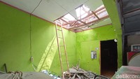 Tidak ada korban jiwa dalam kejadian ini. Rumah yang tertimpa menara masjid mengalami kerusakan pada bagian atap (Fakhri F/detikcom)