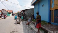 DKM Masjid Al-Ikhlas, Masin (50) menuturkan bahwa sebelumnya hujan deras disertai angin kencang mengguyur daerah tersebut. Pada pukul 16.00 WIB warga yang berteduh melihat menara masjid bergoyang. (Fakhri F/detikcom)