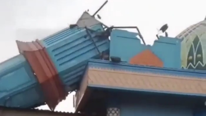 Sebuah menara masjid rubuh di Tambun Utara, Kabupaten Bekasi, roboh dan menimpa rumah warga. Peristiwa itu terjadi akibat hujan deras disertai angin kencang. (Screenshot video viral)