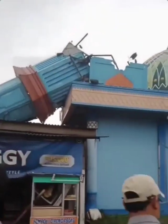 Sebuah menara masjid rubuh di Tambun Utara, Kabupaten Bekasi, roboh dan menimpa rumah warga. Peristiwa itu terjadi akibat hujan deras disertai angin kencang. (Screenshot video viral) Sebuah menara masjid rubuh di Tambun Utara, Kabupaten Bekasi, roboh dan menimpa rumah warga. Peristiwa itu terjadi akibat hujan deras disertai angin kencang. (Screenshot video viral)