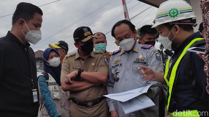 Sekda Kota Bandung Ema Sumarna saat meninjau rencana pembangunan flyover Ciroyom. (Foto: Rifat Alhamidi/detikcom)