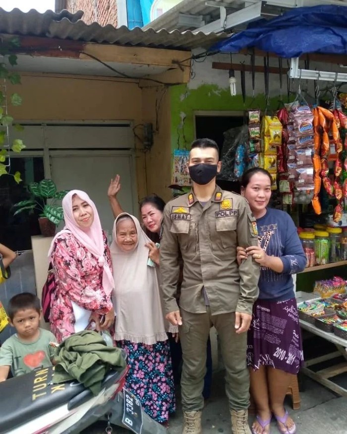 Seorang anggota Satpol PP, Ismat, diberi penghargaan oleh Kasatpol PP DKI Jakarta, Arifin karena aksinya menolong seorang nenek yang tersesat (Instagram @satpol.pp)