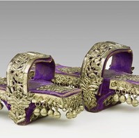 Sandal dengan lonceng di bagian bawah ini populer pada akhir abad 19. Wanita Armenia biasa memakainya saat di rumah. Foto: Instagram @batashoemuseum