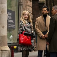 Kostum Inventing Anna ditangani oleh Lyn Paolo dan tim. Kepada Fashionista, ia mengaku menghabiskan waktu tiga bulan untuk melakukan riset soal penampilan karakter Anna Delvey. Koleksi runway dari 2017 dan 2018 menjadi bahan referensi sesuai latar yang diangkat Netflix. Inilah salah satu hasil Lyn dan timnya untuk Anna saat tampil di adegan pencarian lokasi klub. Ponco motif houndstooth dan tas Dior merah mencolok menjadi andalannya. (Foto: Dok. Shondaland/Netflix)