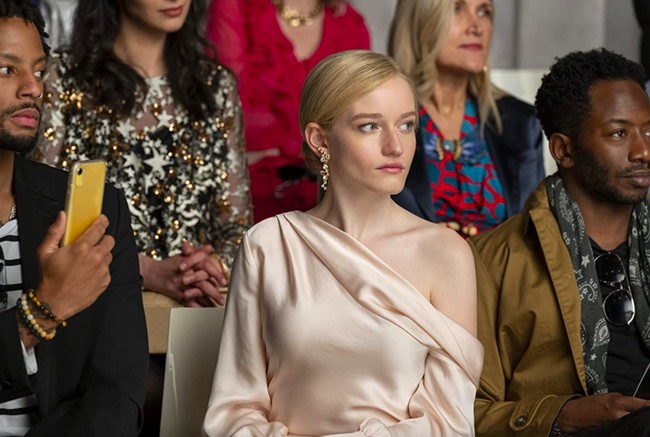 Karakter glamor Anna Delvey terpancar berkat gaun satin offshoulder dan anting berlian. Rambut ditata dengan gaya sleek yang maksimal. (Foto: Dok. Shondaland/Netflix)