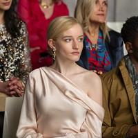 Karakter glamor Anna Delvey terpancar berkat gaun satin offshoulder dan anting berlian. Rambut ditata dengan gaya sleek yang maksimal. (Foto: Dok. Shondaland/Netflix)