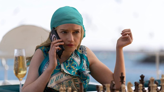 Scarf di kepala kembali menjadi andalan Anna. Kali ini saat bersantai di yacht supermewah. (Foto: Dok. Shondaland/Netflix)