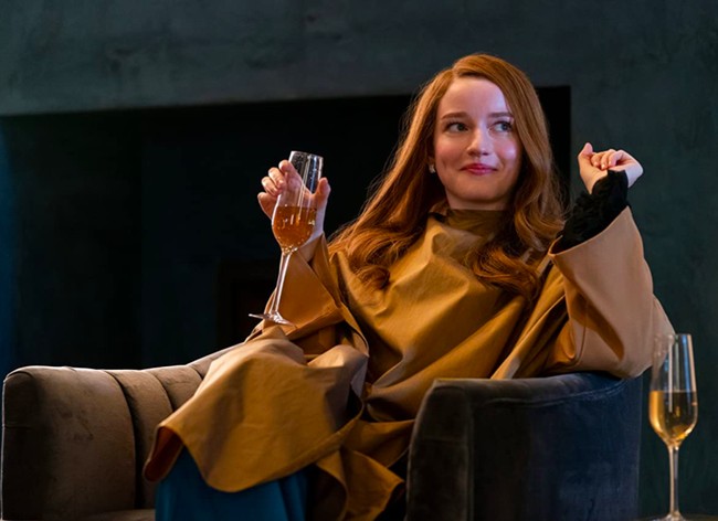 Dari hasil riset tim penata busana, Anna terlihat suka mengenakan atasan longgar. Seperti outerwear bersiluet ponco yang menemani momen Anna minum champagne. (Foto: Dok. Shondaland/Netflix)