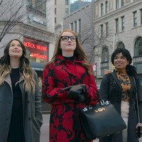 Busana dengan motif bold kerap menemani gaya perempuan yang mengaku keturunan bangsawan asal Jerman itu. Saat momen girls day out bersama teman-temannya, Anna bersolek dengan coat motif floral bernuansa merah. Tidak ketinggalan tas Gucci hitam polos berukuran besar. (Foto: Dok. Shondaland/Netflix)