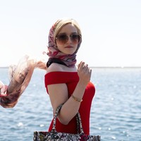 Anna sempat berlibur di Ibiza dengan sang kekasih sekaligus bertemu investor potensial. Sisi chic Anna dipancarkan lewat balutan mini dress warna merah dari label Alexander McQueen, berpadu dengan scarf yang membungkus kepalanya. Tidak ketinggalan Dior Book Tote bermotif bunga. (Foto: Dok. Shondaland/Netflix)