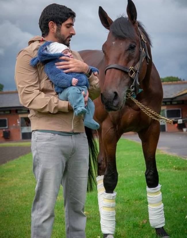 Sang Pangeran pun memperkenalkan anak kembarnya dengan kuda kesayangan Sheikh Hamdan bernama Adayar. Sementara identitas istri Sheikh Hamdan pun bikin penasaran. Putra Mahkota Dubai itu hanya diketahui telah menikah di 2019 dengan wanita bernama Sheikha binti Saeed bin Thani Al Maktoum. Foto: dok. Instagram/@faz3