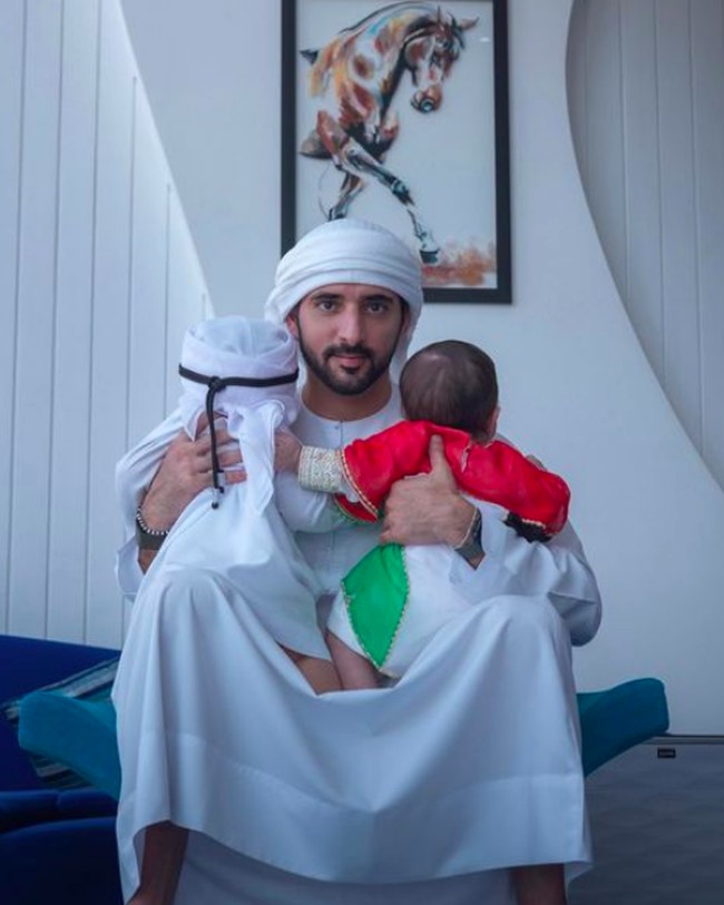 Dalam unggahannya pada Mei 2021 lalu, sang Pangeran menggendong dua bayi kembarnya itu. Nama resmi putra kecilnya adalah Rashid bin Hamdan bin Mohammed Al Maktoum. Sementera anak perempuannya beranam Shiekha binti Hamdan bin Mohammed Al Maktoum. Foto: dok. Instagram/@faz3