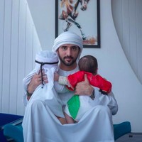 Dalam unggahannya pada Mei 2021 lalu, sang Pangeran menggendong dua bayi kembarnya itu. Nama resmi putra kecilnya adalah Rashid bin Hamdan bin Mohammed Al Maktoum. Sementera anak perempuannya beranam Shiekha binti Hamdan bin Mohammed Al Maktoum. Foto: dok. Instagram/@faz3