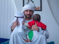 Hot Daddy! Ini 6 Foto Pangeran Tampan Dubai Saat Mengasuh Anak Kembarnya