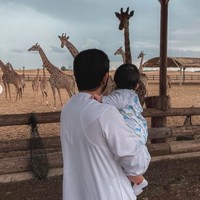 Inilah potret Sheikh Hamdan tengan mengasuh anaknya. Kedua anaknya melihat-lihat jerapah. Foto: dok. Instagram/@faz3