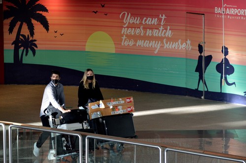 Pesawat udara maskapai penerbangan Singapore Airlines dengan nomor penerbangan SQ939 lepas landas menuju Singapura di Bandara Internasional I Gusti Ngurah Rai, Badung, Bali, Rabu (16/2/2022). Bandara Bali kembali melayani penerbangan reguler perdana rute Singapura-Bali-Singapura oleh maskapai Singapore Airlines, usai dibukanya kembali pintu masuk internasional di bandara tersebut setelah sempat ditutup akibat pandemi COVID-19. ANTARA FOTO/Fikri Yusuf/foc.