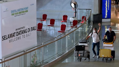 Pesawat udara maskapai penerbangan Singapore Airlines dengan nomor penerbangan SQ939 lepas landas menuju Singapura di Bandara Internasional I Gusti Ngurah Rai, Badung, Bali, Rabu (16/2/2022). Bandara Bali kembali melayani penerbangan reguler perdana rute Singapura-Bali-Singapura oleh maskapai Singapore Airlines, usai dibukanya kembali pintu masuk internasional di bandara tersebut setelah sempat ditutup akibat pandemi COVID-19. ANTARA FOTO/Fikri Yusuf/foc.