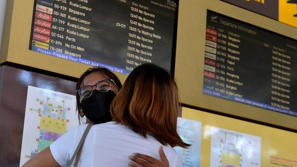 Calon penumpang pesawat Singapore Airlines dengan nomor penerbangan SQ939 menuju Singapura memeluk kerabatnya di Bandara Internasional I Gusti Ngurah Rai, Badung, Bali.
