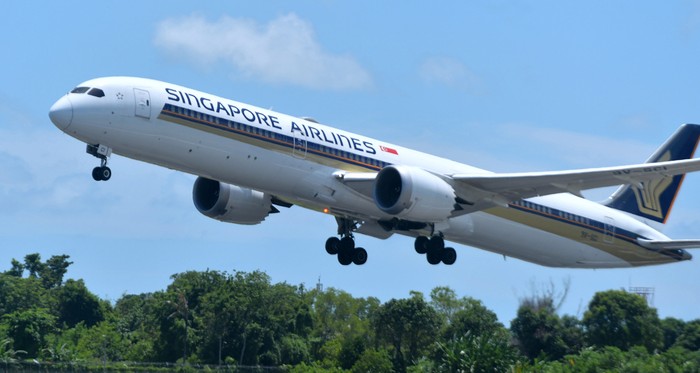 Pesawat udara maskapai penerbangan Singapore Airlines dengan nomor penerbangan SQ939 lepas landas menuju Singapura di Bandara Internasional I Gusti Ngurah Rai, Badung, Bali, Rabu (16/2/2022). Bandara Bali kembali melayani penerbangan reguler perdana rute Singapura-Bali-Singapura oleh maskapai Singapore Airlines, usai dibukanya kembali pintu masuk internasional di bandara tersebut setelah sempat ditutup akibat pandemi COVID-19. ANTARA FOTO/Fikri Yusuf/foc.