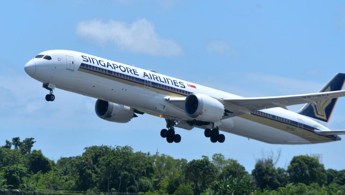 Pesawat udara maskapai penerbangan Singapore Airlines dengan nomor penerbangan SQ939 lepas landas menuju Singapura di Bandara Internasional I Gusti Ngurah Rai, Badung, Bali, Rabu (16/2/2022). Bandara Bali kembali melayani penerbangan reguler perdana rute Singapura-Bali-Singapura oleh maskapai Singapore Airlines, usai dibukanya kembali pintu masuk internasional di bandara tersebut setelah sempat ditutup akibat pandemi COVID-19. ANTARA FOTO/Fikri Yusuf/foc.