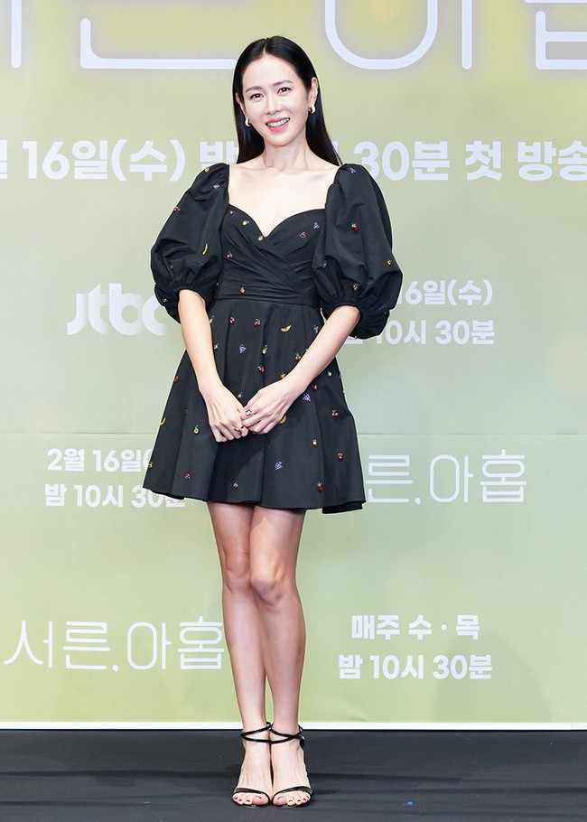 Mewah sebelum tayang perdana, Son Ye Jin datang ke konferensi pers Thirty Nine memakai dress Embellished Puff-Sleeve koleksi Valentino. Dress hitam seharga Rp 68,6 jutaan itu memiliki detail sulaman warna-warni bergambar buah. Foto: dok. allkpop
